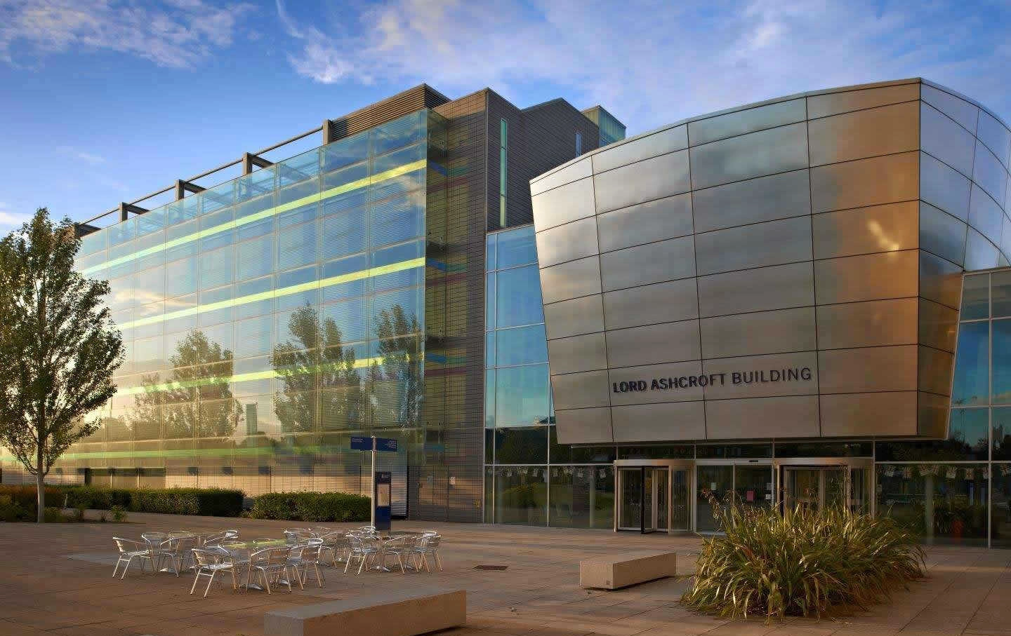 安格利亚鲁斯金大学